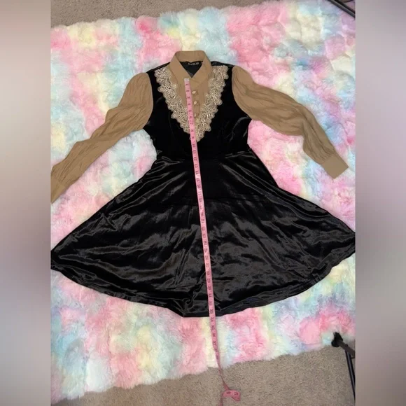 NWT KAIMILAN Chic Velvet Dress with Beige Accents - Picture 8 of 15